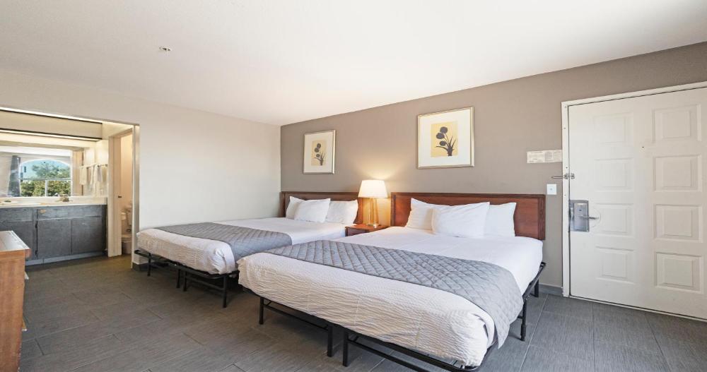 Queen Room with Two Queen Beds - Non-Smoking interior