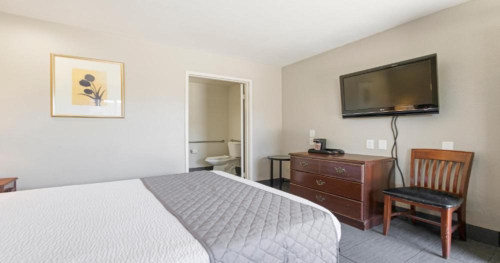 Queen Room - Non-Smoking interior